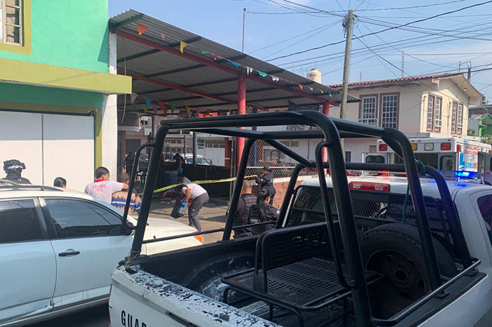 Despliegue de corporaciones de seguridad pública resguardando una escena del crimen ante la violencia en Uruapan.