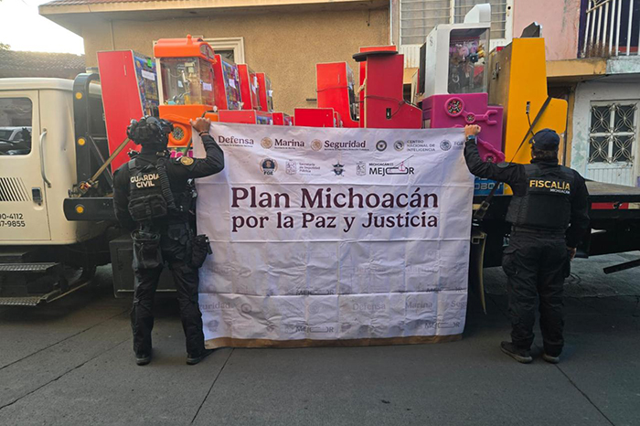 Personal de la FGE y la SIE de la Guardia Civil durante la verificación de máquinas tragamonedas en el municipio de Quiroga.