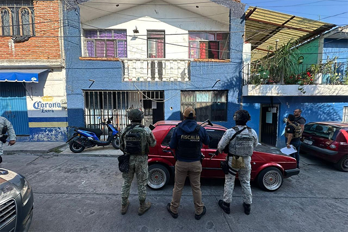 Elementos de la Fiscalía de Michoacán y el Ejército resguardando dosis de droga aseguradas en Morelia.
