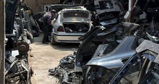 Agentes de la Fiscalía CDMX y la SSPC durante el cateo en el mercado 25 de Julio donde se aseguraron toneladas de autopartes robadas.