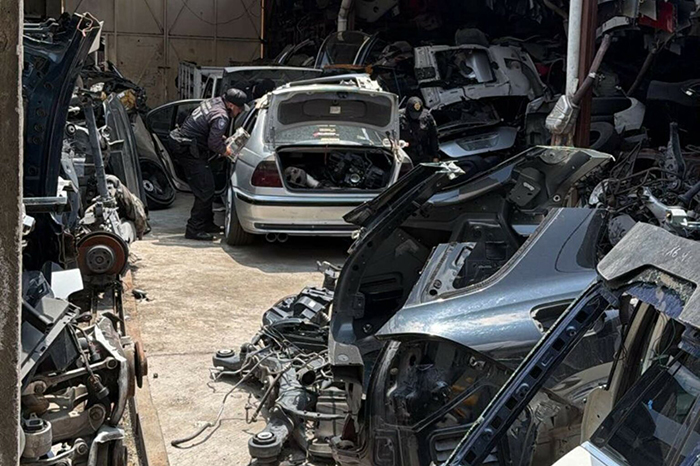 Agentes de la Fiscalía CDMX y la SSPC durante el cateo en el mercado 25 de Julio donde se aseguraron toneladas de autopartes robadas.