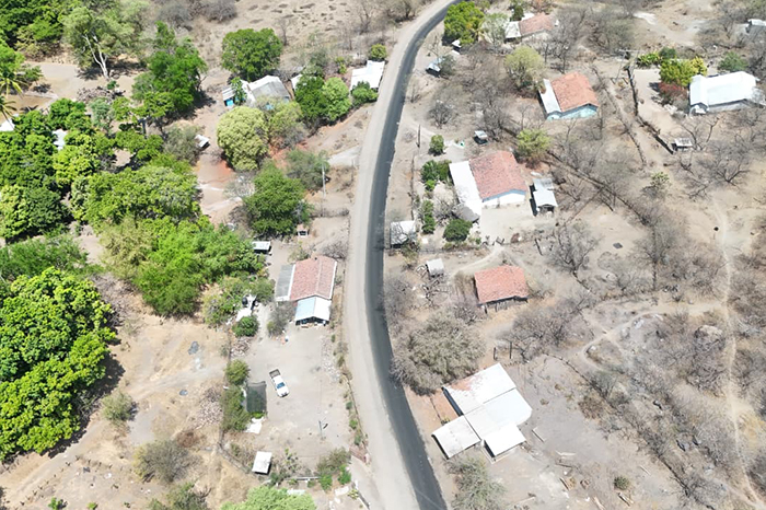 Supervisión del reencarpetamiento de una carretera en Huetamo.