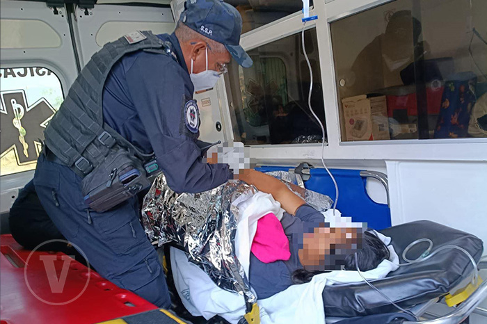 Paramédicos de la Guardia Civil de Michoacán brindando atención médica prehospitalaria durante una emergencia.