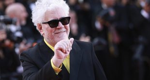 El director de cine Pedro Almodóvar desfila por la alfombra roja del Festival de Cannes.