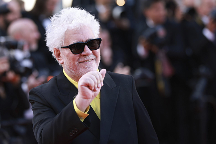 El director de cine Pedro Almodóvar desfila por la alfombra roja del Festival de Cannes.