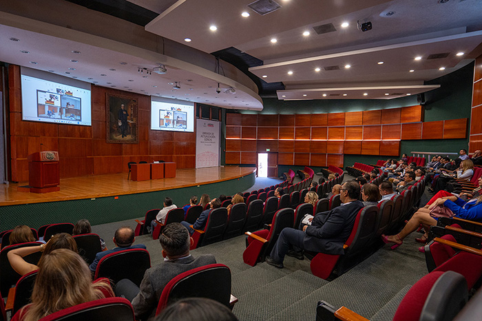 Juezas y jueces del Poder Judicial de Michoacán presenciando simulaciones de audiencias orales a distancia desde un auditorio.