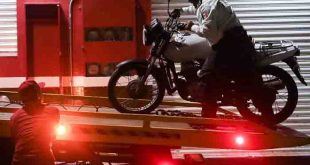 Agentes de la Policía Morelia revisando documentación de motociclistas durante un operativo nocturno.