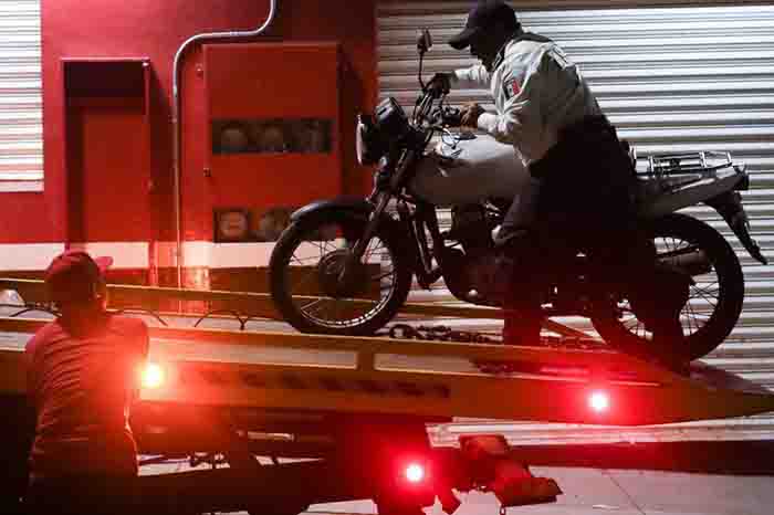 Agentes de la Policía Morelia revisando documentación de motociclistas durante un operativo nocturno.