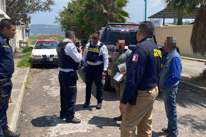 Patrulla de la corporación Policía Morelia resguardando un automóvil recuperado en una calle del fraccionamiento Arcos San Antonio.