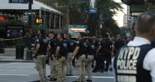 Mandos policiales de la ciudad de Nueva York supervisando los operativos de seguridad y tecnología en un centro de control.