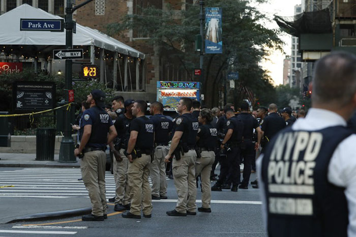 Mandos policiales de la ciudad de Nueva York supervisando los operativos de seguridad y tecnología en un centro de control.