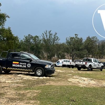 Personal de auxilio y unidades de rescate acuático trabajando en las inmediaciones de la presa de Cointzio al sur de la capital.