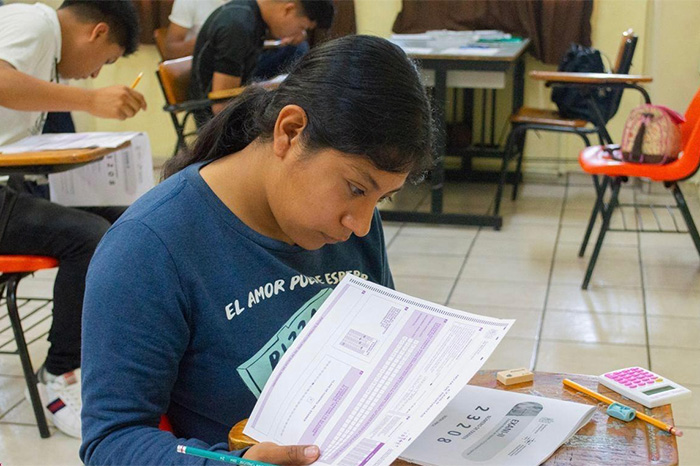 Aspirantes a Normalistas de Michoacán consultando la convocatoria de ingreso 2026 en el portal del Iemsysem.