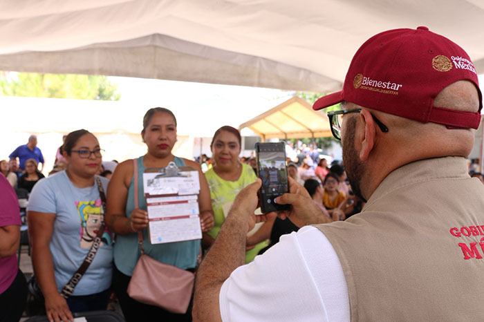 Madres de familia integrantes de un comité escolar de La Escuela es Nuestra recibiendo tarjeta del Banco del Bienestar en Michoacán.