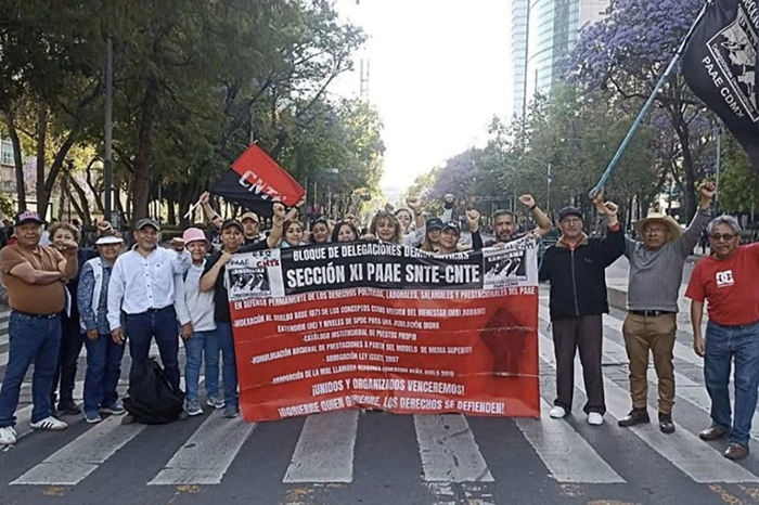 Integrantes de la CNTE marchando desde el Ángel de la Independencia hacia el Zócalo de la Ciudad de México.