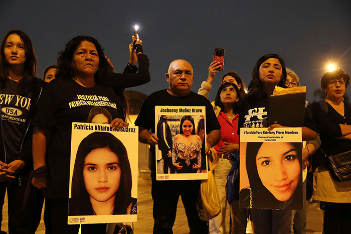 Mujeres de los colectivos Manuela Ramos y Flora Tristán en vigilia frente al Palacio de Justicia de Perú.