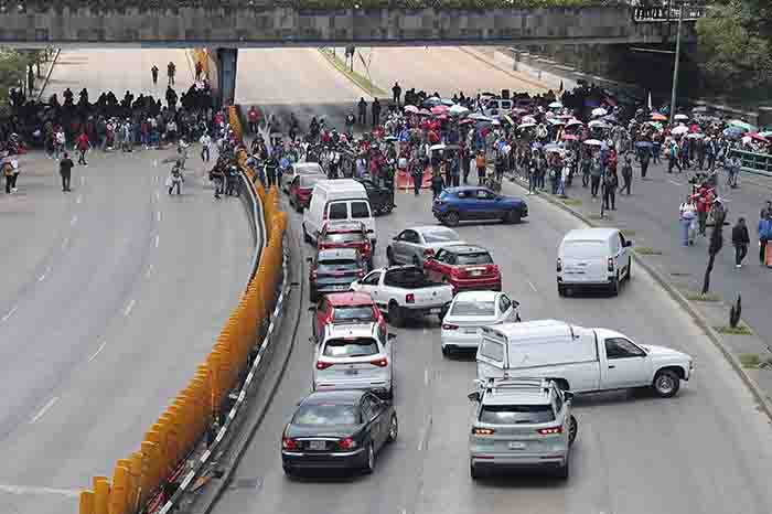 Bloqueo vial por parte de maestros de la CNTE en el Circuito Interior a la altura de Paseo de la Reforma.