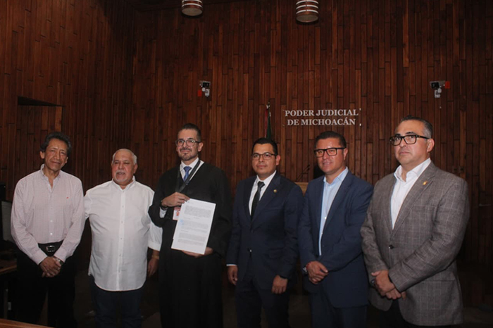 Autoridades de la Universidad Michoacana y representantes del SUEUM firmando el convenio laboral en el Juzgado Laboral de Morelia.