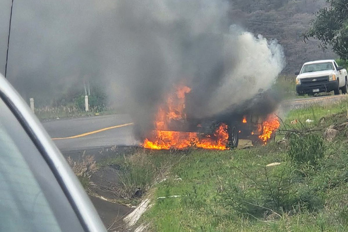 Elementos de la Guardia Nacional resguardando la carretera Morelia-Quiroga tras el incendio provocado de un vehículo comercial.