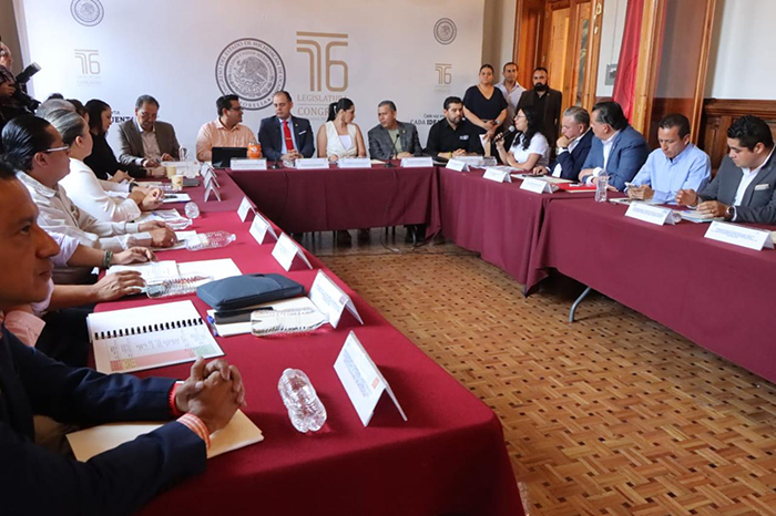 Instalación de la mesa interdisciplinaria para la reforma electoral estatal con líderes del PT, PRI, PAN, PRD y Movimiento Ciudadano en Morelia.