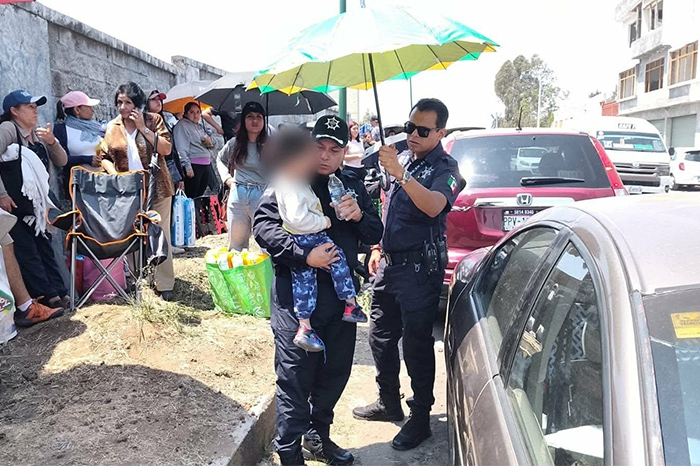 Elementos de Seguridad Vial de la Guardia Civil rescatando a un niño de un vehículo Hyundai gris en Morelia.