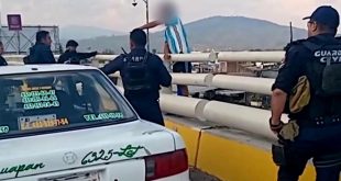 Elementos de seguridad pública brindando auxilio y resguardo a una persona en la vía pública de Uruapan.
