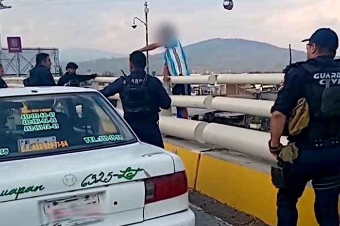 Elementos de seguridad pública brindando auxilio y resguardo a una persona en la vía pública de Uruapan.