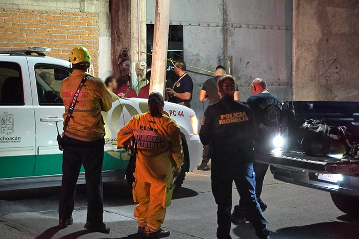 Elementos de Protección Civil y buzos realizan maniobras de rescate en una bodega de la colonia Ignacio Zaragoza.