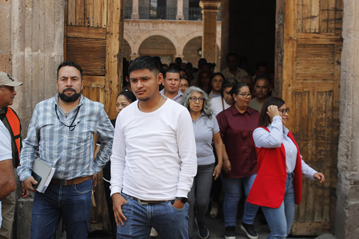 Ciudadanos y cuerpos de emergencia durante la evacuación de inmuebles por el Primer Simulacro Nacional 2026 en México.