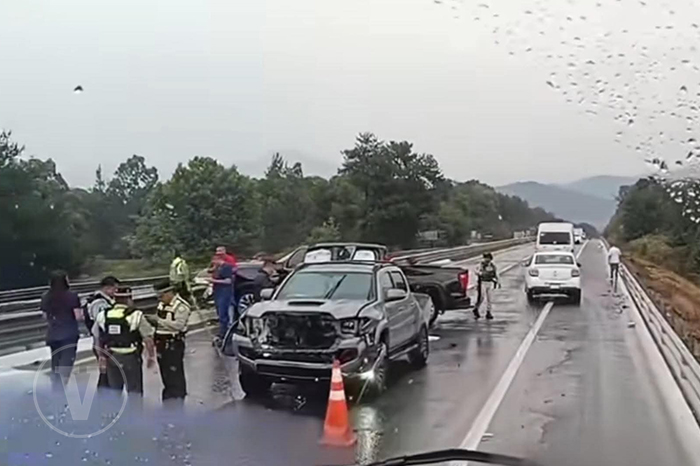 Camionetas accidentadas en el kilómetro 51 de la autopista Siglo XXI, tramo Pátzcuaro-Uruapan.