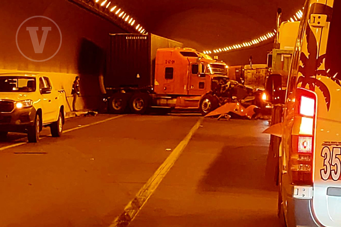 Elementos de la Guardia Nacional resguardando la entrada de un túnel carretero donde se encuentra un tráiler accidentado.
