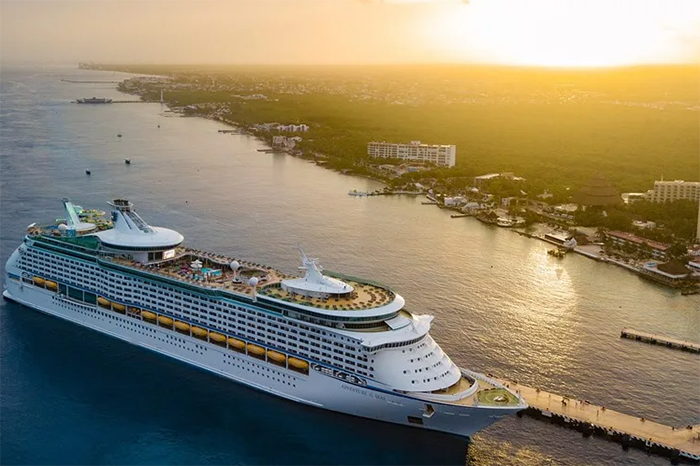 Crucero internacional de gran escala atracado en las instalaciones portuarias de un destino turístico mexicano.