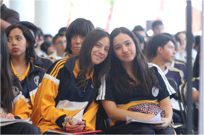 Estudiantes de secundaria en clase masiva de matemáticas en Morelia.
