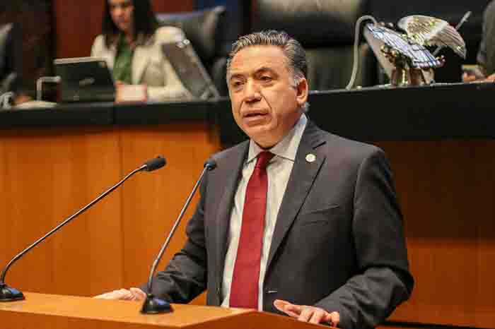 El senador mexicano Enrique Inzunza durante una sesión en la Cámara alta del Senado de la República.