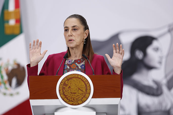 La presidenta Claudia Sheinbaum durante su conferencia de prensa matutina en Palacio Nacional.