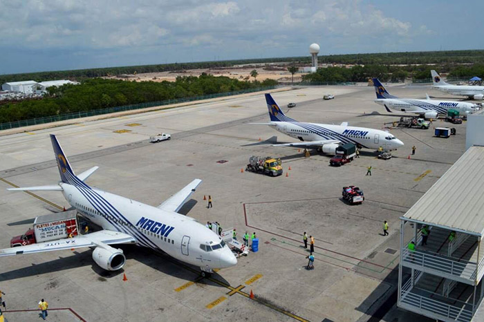 Avión de Magnicharters detenido en hangar por revisión técnica.