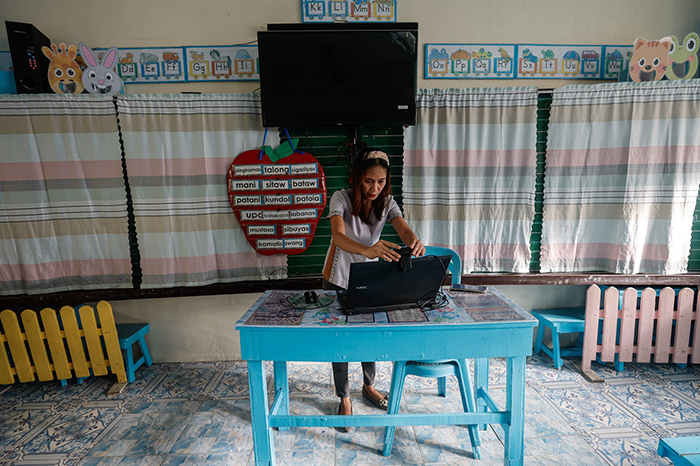 Maestros mexicanos utilizando herramientas de gestión escolar digital para reducir su carga administrativa.