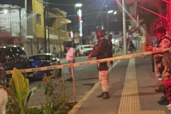 Elementos policiales resguardando la escena de un crimen vial en el municipio de Uruapan.