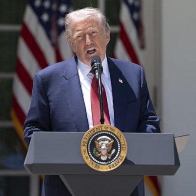 Donald Trump durante un evento en la Casa Blanca hablando sobre seguridad y carteles en México.
