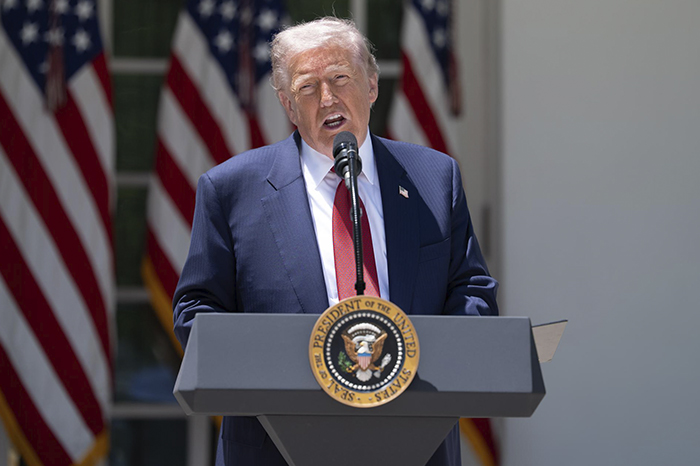 Donald Trump durante un evento en la Casa Blanca hablando sobre seguridad y carteles en México.