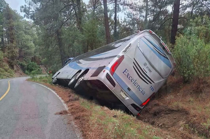 Autobús de pasajeros de la línea Excelencia volcado a un costado de la carretera Zinapécuaro-Ciudad Hidalgo.