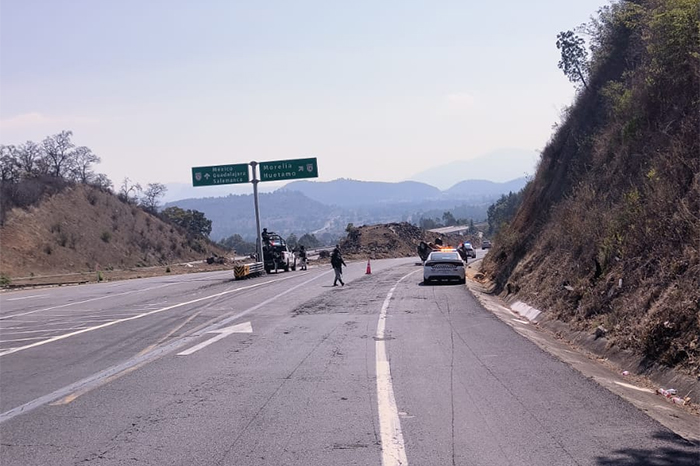 Vehículo volcado a la orilla de la Autopista Siglo XXI siendo atendida por la Guardia Nacional.