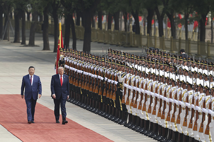El presidente chino Xi Jinping y el mandatario estadounidense Donald Trump pasando revista a las tropas en el Gran Palacio del Pueblo.