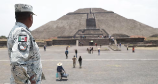 Vista panorámica de la Calzada de los Muertos y la Pirámide del Sol en la zona arqueológica de Teotihuacán.