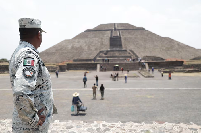 Vista panorámica de la Calzada de los Muertos y la Pirámide del Sol en la zona arqueológica de Teotihuacán.