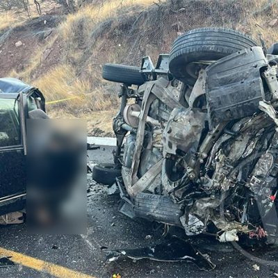 Camionetas familiares completamente destrozadas tras un choque frontal en el kilómetro 172 de la autopista Siglo XXI; personal de emergencia trabaja en la escena.