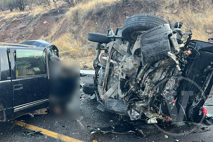 Camionetas familiares completamente destrozadas tras un choque frontal en el kilómetro 172 de la autopista Siglo XXI; personal de emergencia trabaja en la escena.
