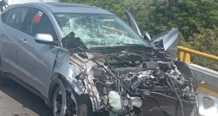 Vehículo Honda plateado siniestrado tras chocar con pipa de agua en el Libramiento de Morelia.