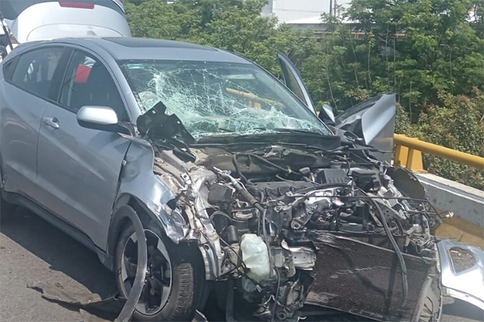 Vehículo Honda plateado siniestrado tras chocar con pipa de agua en el Libramiento de Morelia.