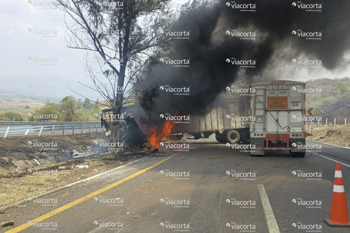 Tráiler incendiado fuera del camino en la autopista Maravatío-Zapotlanejo tras fatal accidente.
